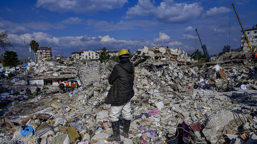 В провинции Хатай в Турции из-за землетрясения появился разлом шириной более 200 метров