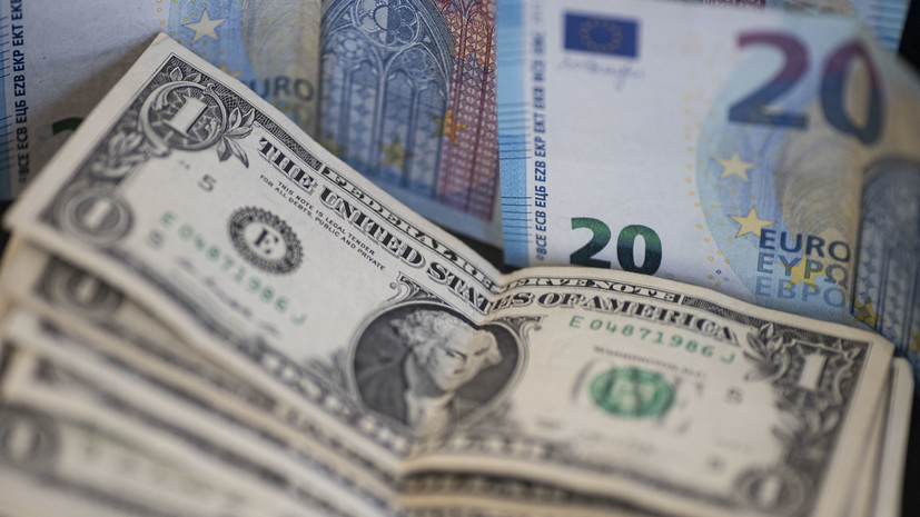 До 9 марта 2024 года: Центробанк продлил ограничения на снятие иностранной наличной валюты в России